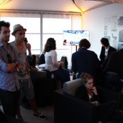 Dans le patio du Grand Journal