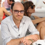 Sur la plage Schweppes, et son bateau
