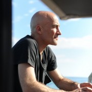 Sur la plage Schweppes, et son bateau
