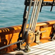 Sur la plage Schweppes, et son bateau