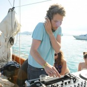 Sur la plage Schweppes, et son bateau