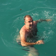 Sur la plage Schweppes, et son bateau