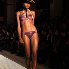 DEFILE NATALIA VODIANOVA POUR ETAM/Le Ritz/