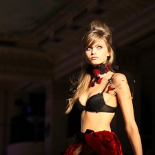 DEFILE NATALIA VODIANOVA POUR ETAM/Le Ritz/