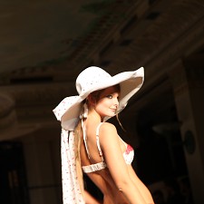 DEFILE NATALIA VODIANOVA POUR ETAM/Le Ritz/