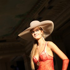 DEFILE NATALIA VODIANOVA POUR ETAM/Le Ritz/
