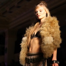 DEFILE NATALIA VODIANOVA POUR ETAM/Le Ritz/